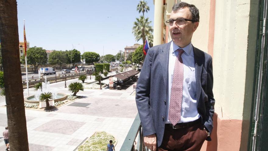 El nuevo alcalde de Murcia posa para la entrevista en el balcón de su despacho, que da a la Glorieta