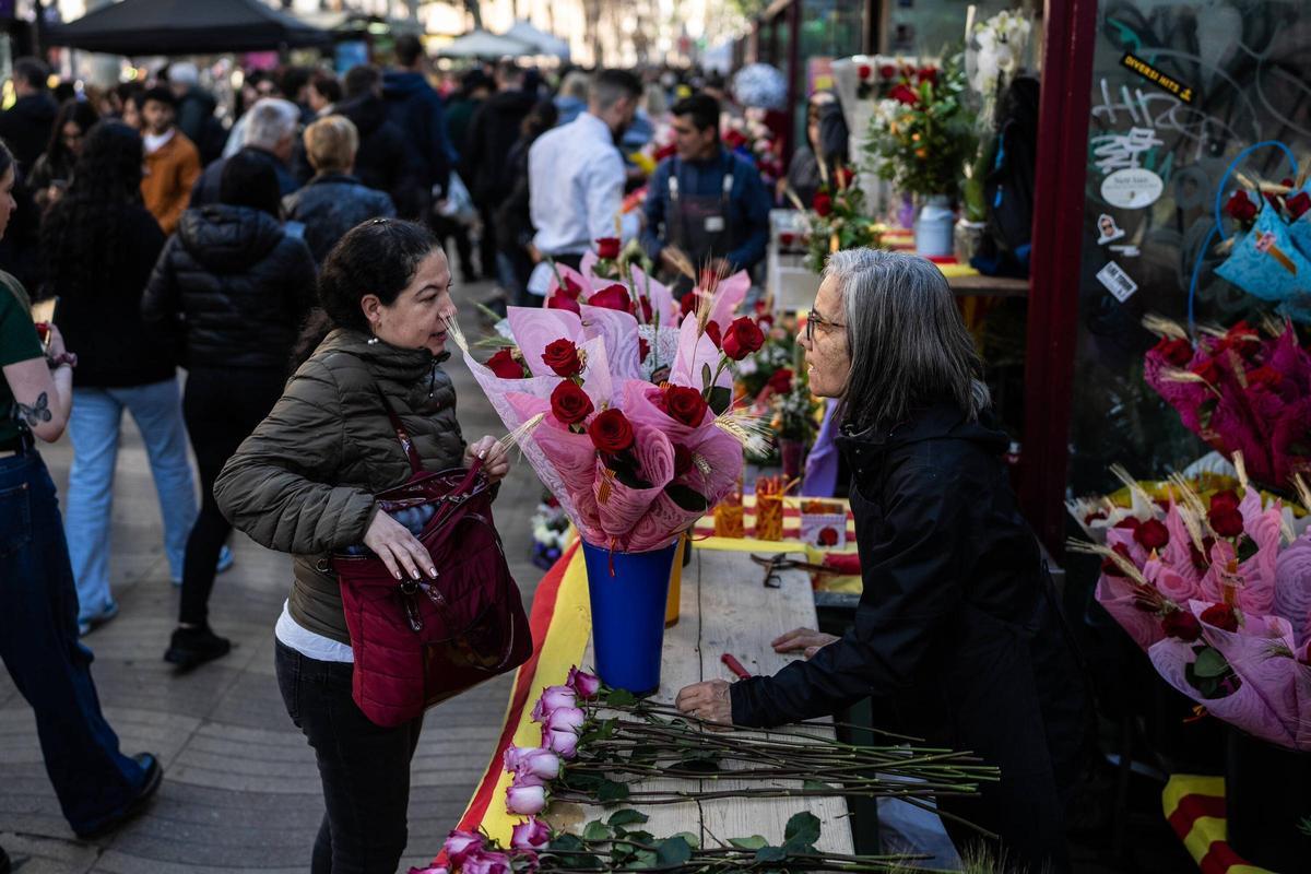 Ambiente de Sant Jordi en La Rambla de Barcelona