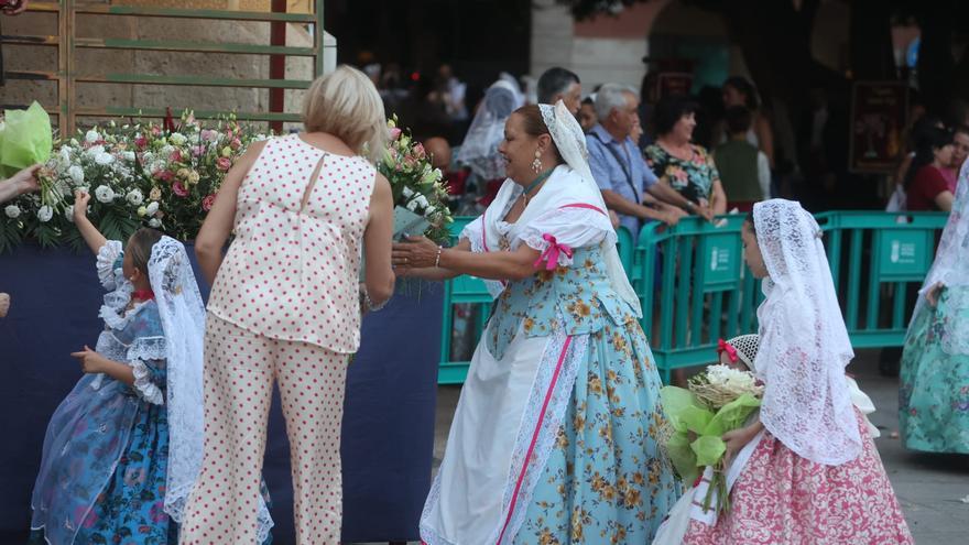 Las Hogueras se entregan a la Virgen del Carmen