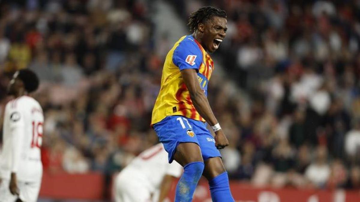 Largie Ramazani festeja el segundo gol al filo del descanso, el tanto que noqueó del todo al Sevilla
