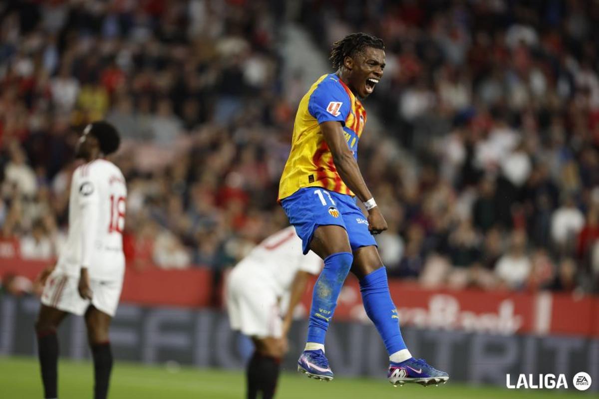 Largie Ramazani festeja el segundo gol al filo del descanso, el tanto que noqueó del todo al Sevilla