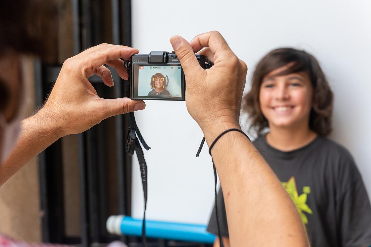 Primer día del curso escolar 2021-2022 en el Institut Joan Oró de Lleida. Los alumnos de primero de ESO han llegado a las 8.30 y una de las primeras actividades que han hecho ha sido hacerse fotos para la ficha escolar.