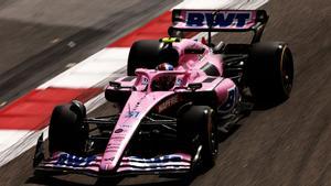 Ocon, en la pista de Sakhir con el A522 de color rosa