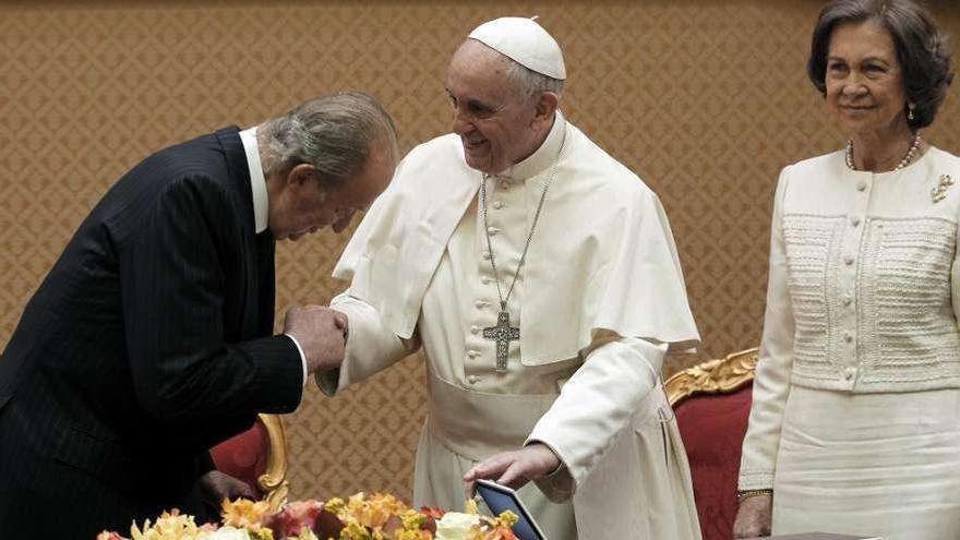 El Rey saluda al Papa, ante la presencia de Sofía, durante la visita al Vaticano.  // Efe