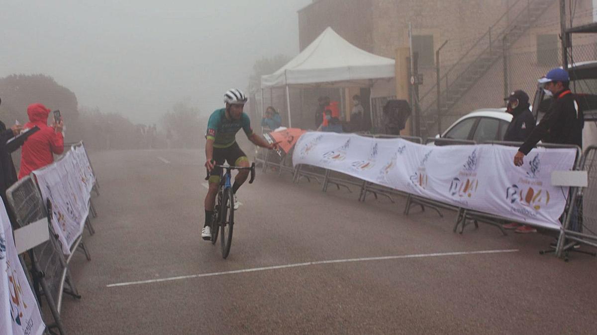 Sascha Weber, ganador absoluto, cruza la meta bajo una espesa niebla en el santuario de Cura.