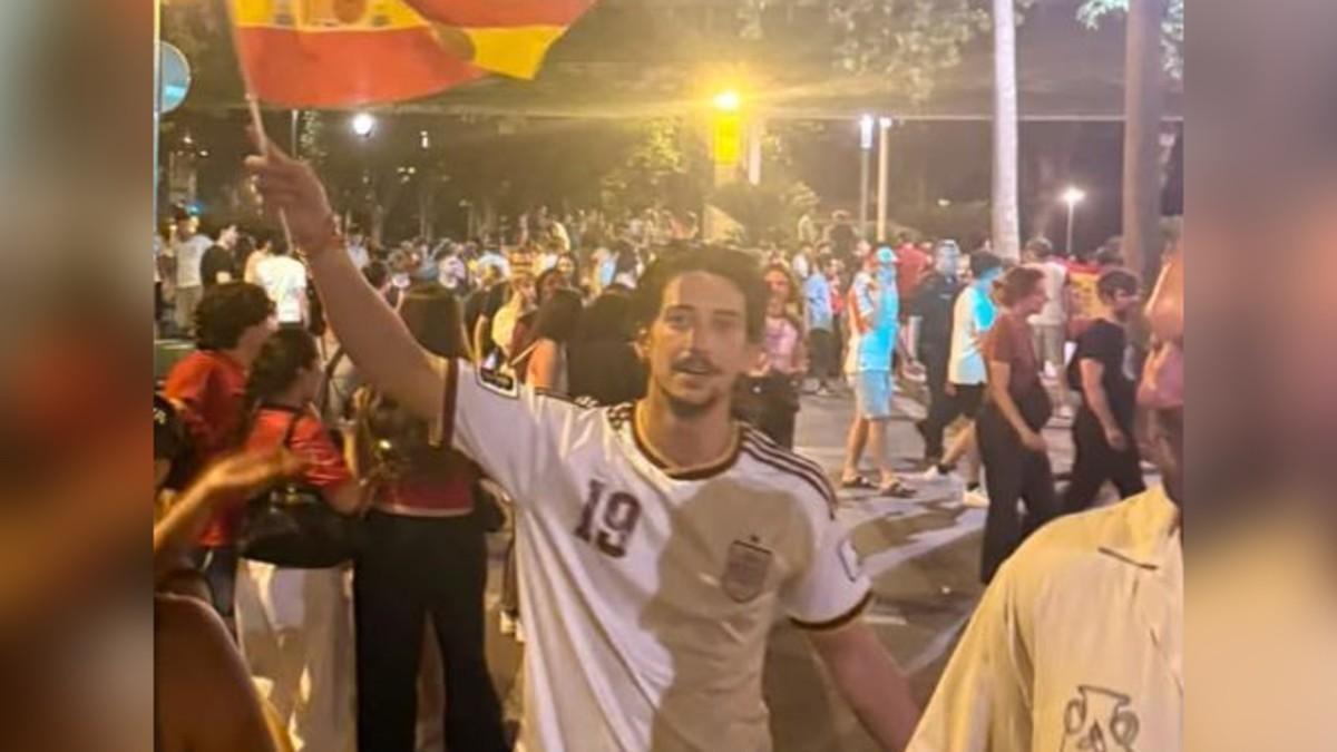 Milo Manheim, amb una bandera d'Espanya, a l'avinguda Ramon Folch de Girona.