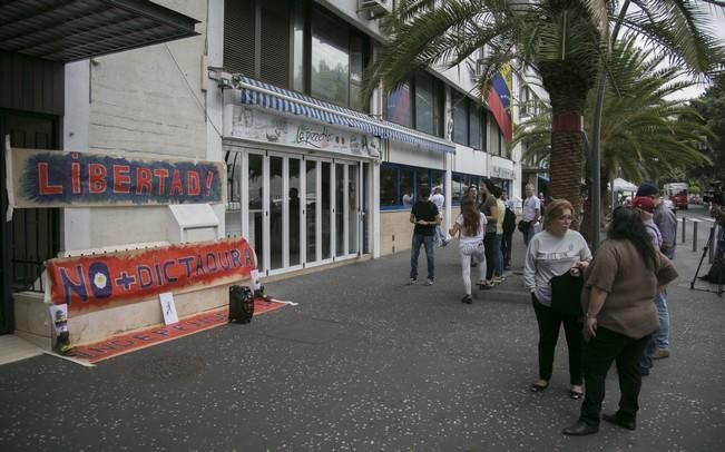 19/04/2017 MANIFESTACIONES  concentración de residentes venezolanos frente a la embajada de su pais para reclamar  elecciones libres