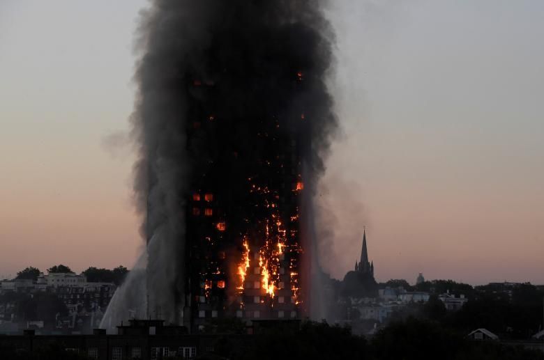 Greu incendi al bloc d'apartaments de Grenfell Tower a Latimer Road a West London, Regne Unit, el 14 de juny.