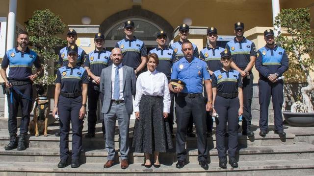 La alcaldesa de Mogán, Onalia Bueno, junto a los nuevos agentes de Policía Local y la policía canina.