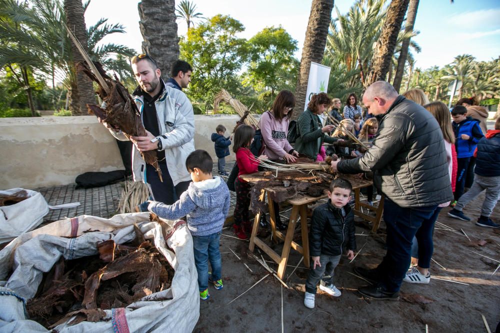 La Asociación de Palmereros y el Museo Arqueológico llevan a cabo talleres con niños para que aprendan a realizar las tradicionales antorchas