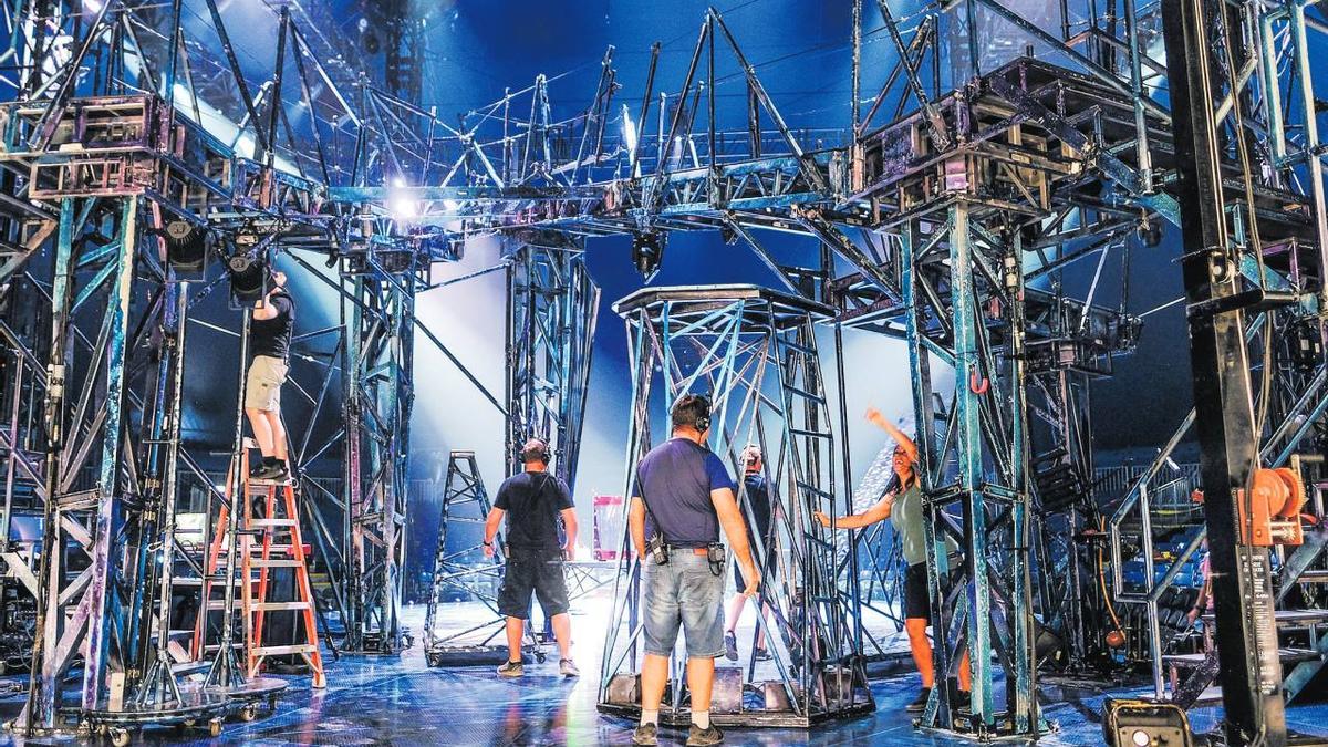 Operarios y técnicos trabajan en La estructura metálica que preside el escenario de ‘Bazzar’.
