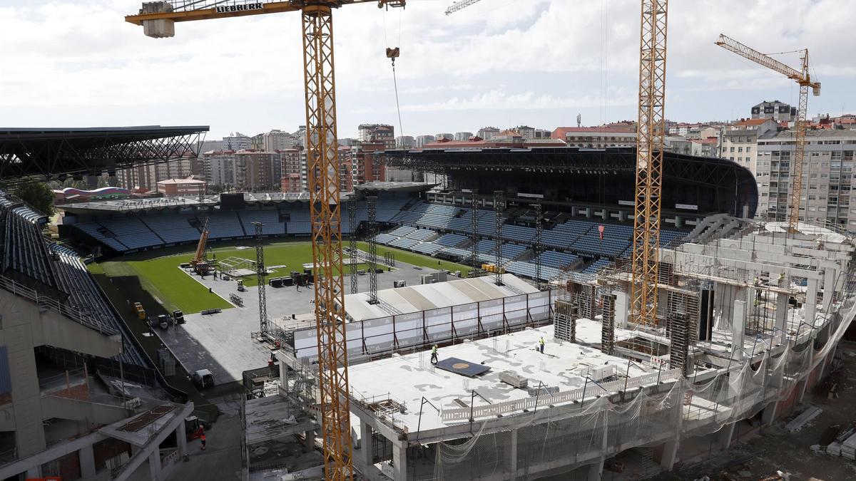 MONTAJE DEL ESCENARIO PARA EL CONCIERTO DEL GRUPO DE MUSICA MUSE EN EL ESTADIO DE BALAIDOS. EN VIGO. La cubierta del escenario de Muse, bajada, tras la grada de Marcador de Balaídos, en obras.