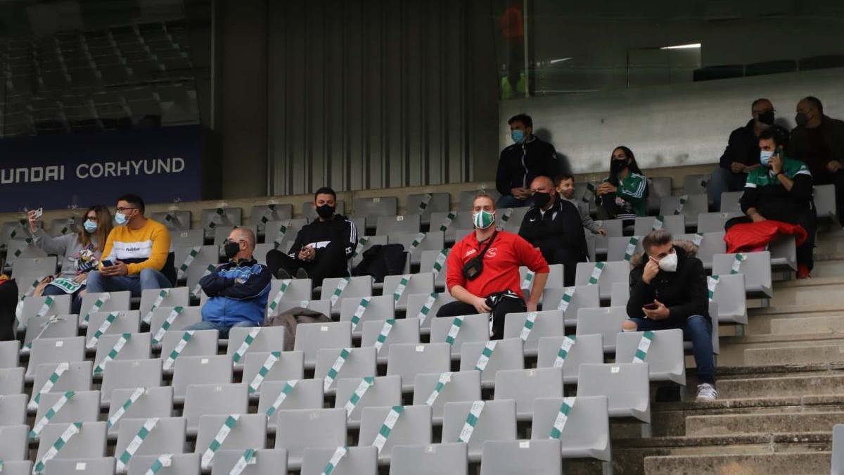 Aficionados del Córdoba CF en un encuentro en El Arcángel, esta temporada.