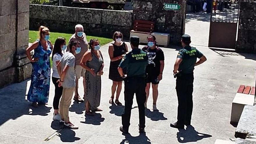 La Guardia Civil interviene cuando un grupo de personas quiere acceder, ayer, a la iglesia de Santa Marta.