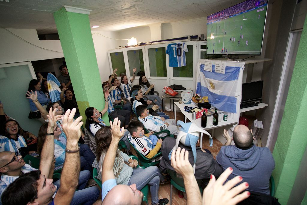 Aficionados argentinos en Murcia: partido, penaltis y celebración