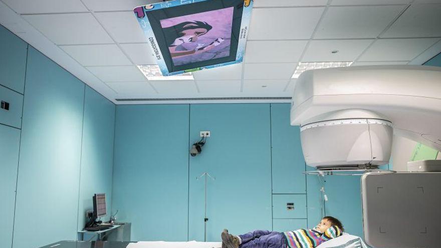 Aspanoa instala pantallas en la sala de radioterapia para entretener a los niños con cáncer