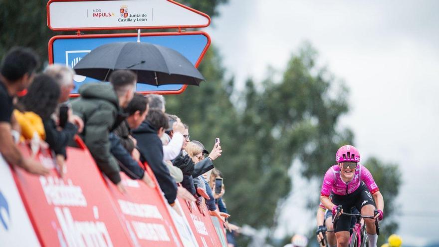 La Vuelta se estrena con esprint, triunfo suizo y Paula Blasi muy atenta