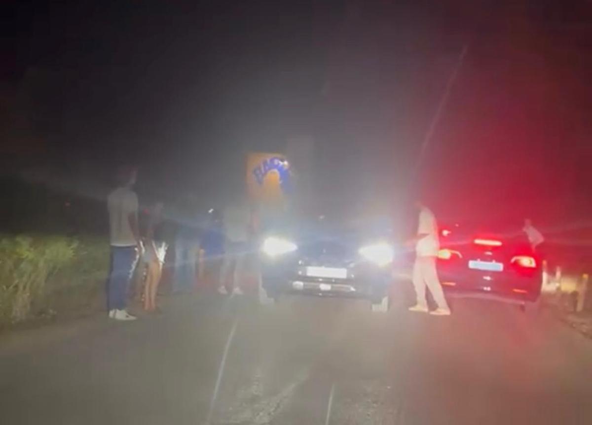 Jóvenes agolpados en la cuneta de la carretera de la Plana, situada en el parque natural del Montgó