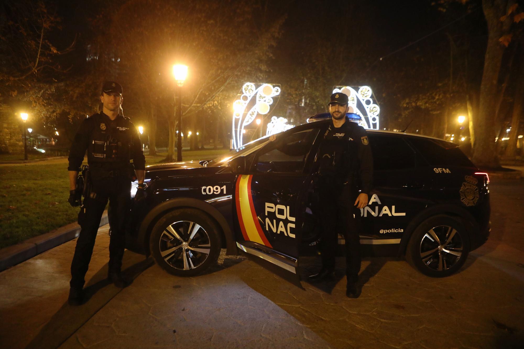 Antonio González y Brais Noya, los guardianes de la primera noche del año en Oviedo