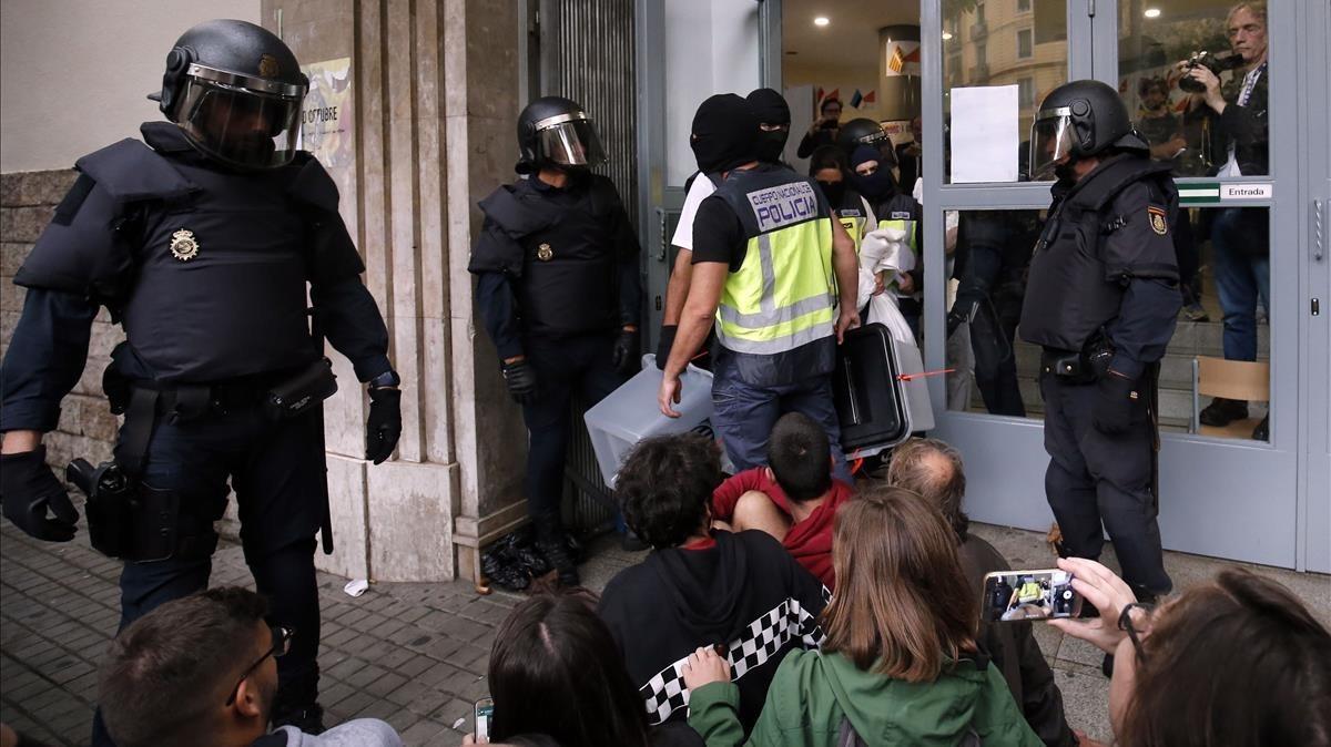 zentauroepp40365953 spanish police seize ballot boxes in a polling station in ba171001093921