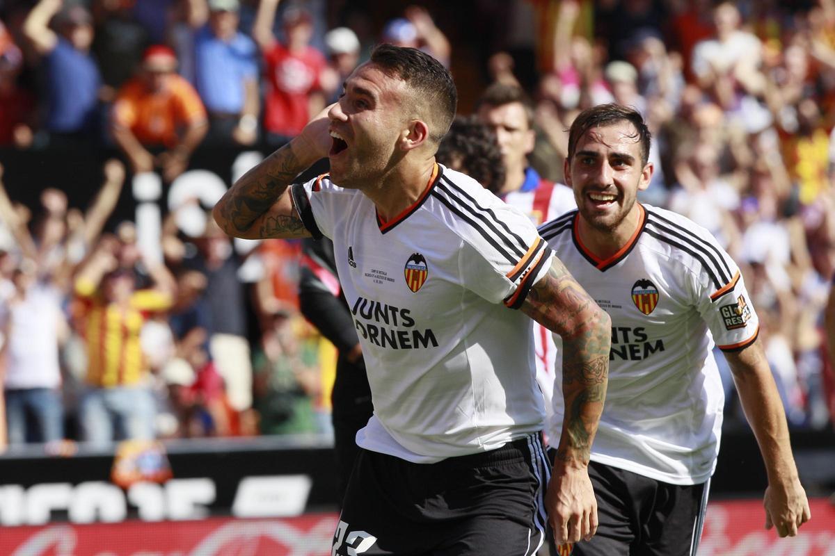 Otamendi celebra un gol con la camiseta del Valencia CF