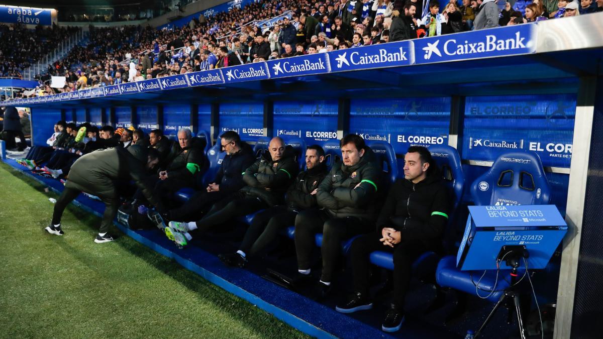 Xavi Hernández en el banquillo de Mendizorroza durante el Alavés-Barça de La Liga 2023/24