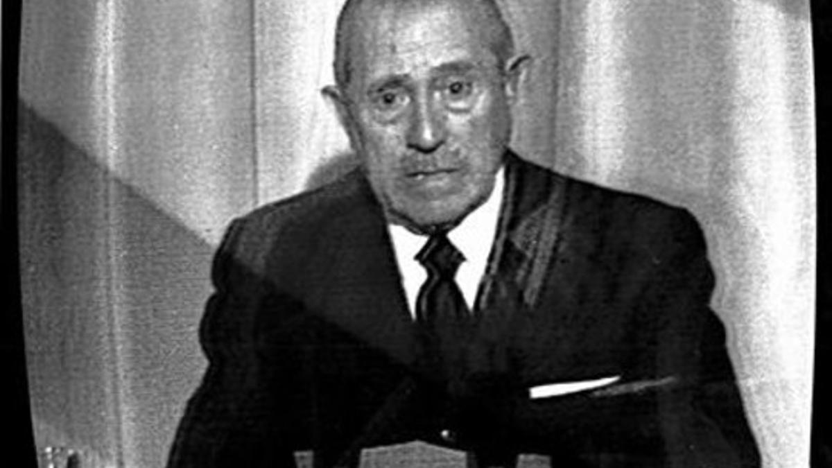 1. EL FINAL El presidente del Gobierno, Carlos Arias Navarro, la mañana del 20 de noviembre de 1975, comunicando la muerte de Franco a través de TVE. 2. LA MISERIA Un grupo de mujeres, en 1950,  hace cola frente a una fuente pública de Madrid para ll