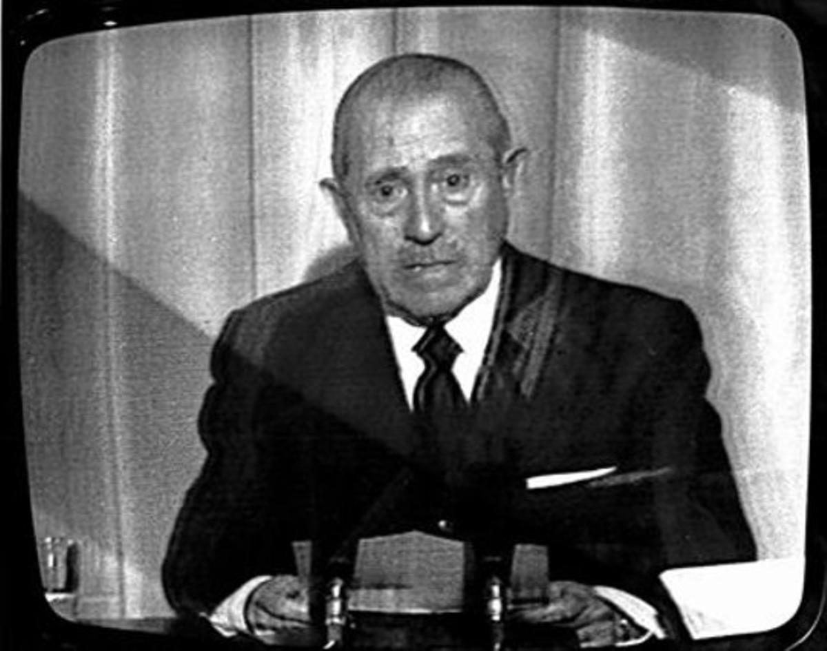 1. EL FINAL El president del Govern, Carlos Arias Navarro, el matí del 20 de novembre de 1975, comunicant la mort de Franco a través de TVE. 2. LA MISÈRIA Un grup de dones, el 1950,  fa cua davant una font pública de Madrid per omplir les seves garrafes, a causa de les restriccions de l’aigua a les cases. 3. L’ALIANÇA Franco i el  president dels Estats Units, Dwight Eisenhower, se saluden amb una simbòlica abraçada a l’arribada d’aquest últim, el 1959,  a la base militar de Torrejón de Ardoz (Madrid), una de les quatre que van construir els nord-americans en territori espanyol.