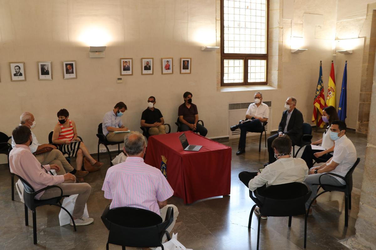 Reunión entre miembros del ayuntamiento y Astrumfuel, además de la presidenta de la Cámara de Comercio Hispano-Noruega Carmen Sanz