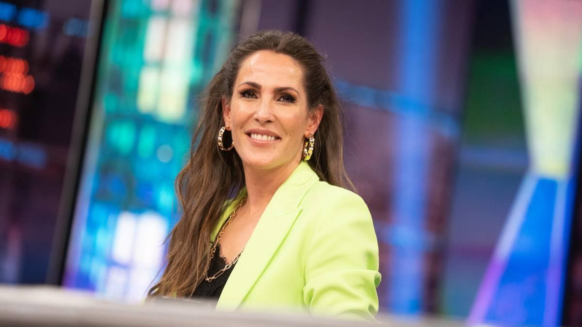 Malú con chaqueta flúor y pendientes de aro