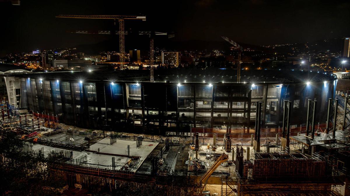 El Camp Nou en obras, visto de noche.