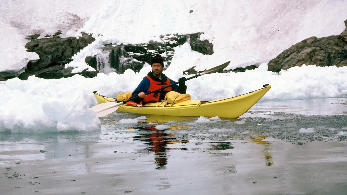 Xavier Vizcaíno navegant entre petits icebergs d'una glacera.
