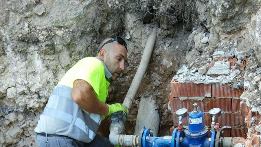 Aguas de Calpe repara una avería en la tubería de impulsión al depósito de Oltà