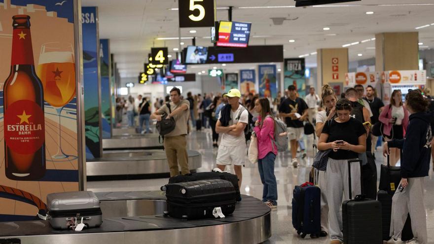 Pasajeros esperando sus maletas en el aeropuerto de Ibiza. | DI