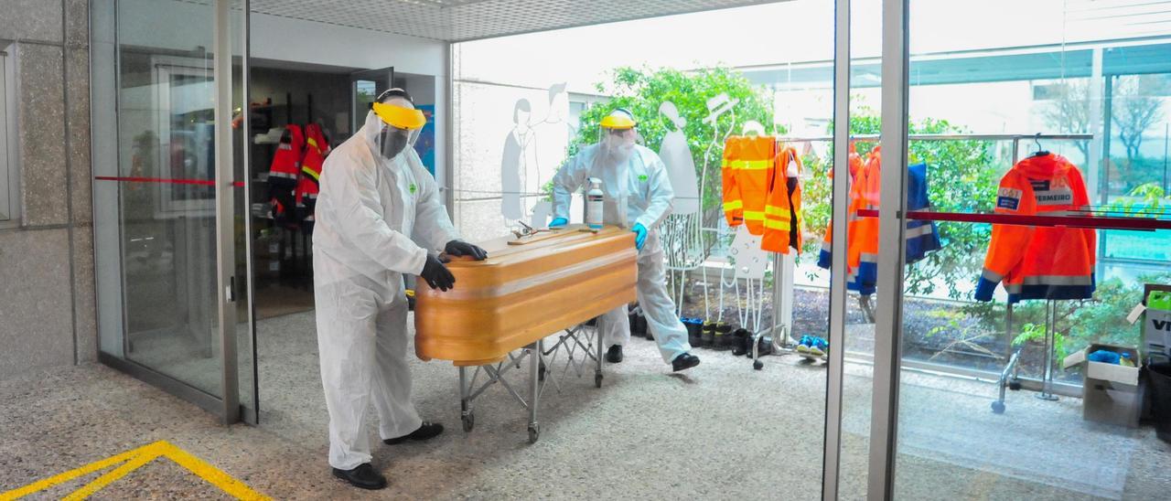 El traslado del paciente del Hospital do Salnés fallecido ayer.