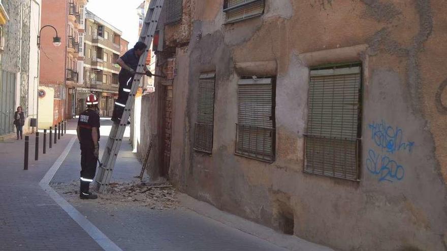 Actuación de los bomberos en parte del inmueble número 2 de la calle Lagares.