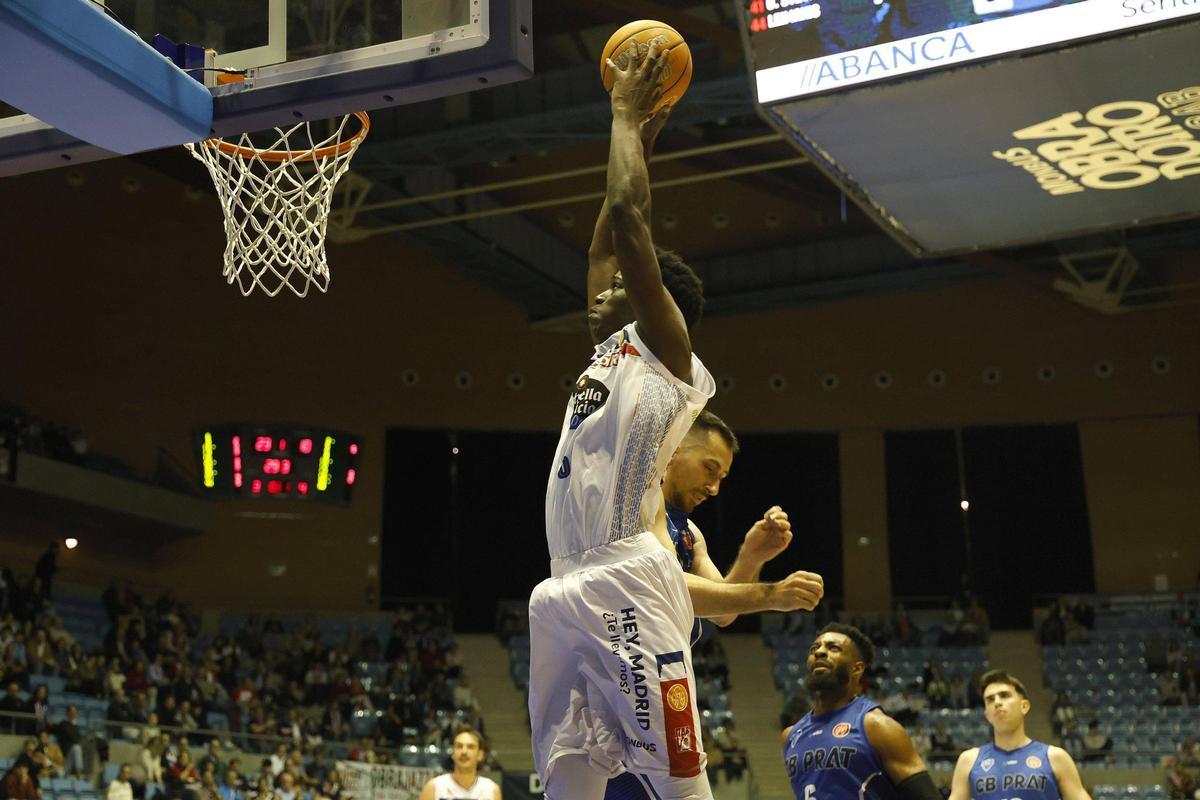 Victory Onuetu en un partido con el Obradoiro