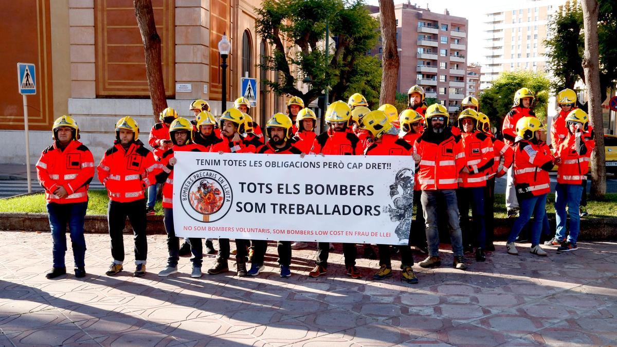 Manifestación de unos 30 bomberos voluntarios, este miércoles en Tarragona.