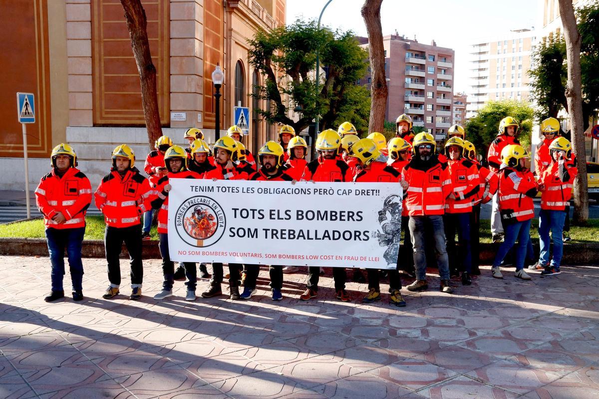 Добровольные пожарные требуют признания своих прав