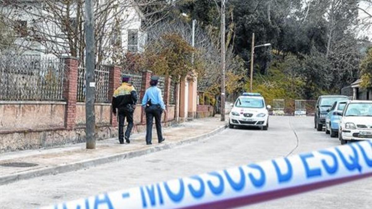 Dos mossos se dirigen a la casa del matrimonio asesinado en Valldoreix, ayer.