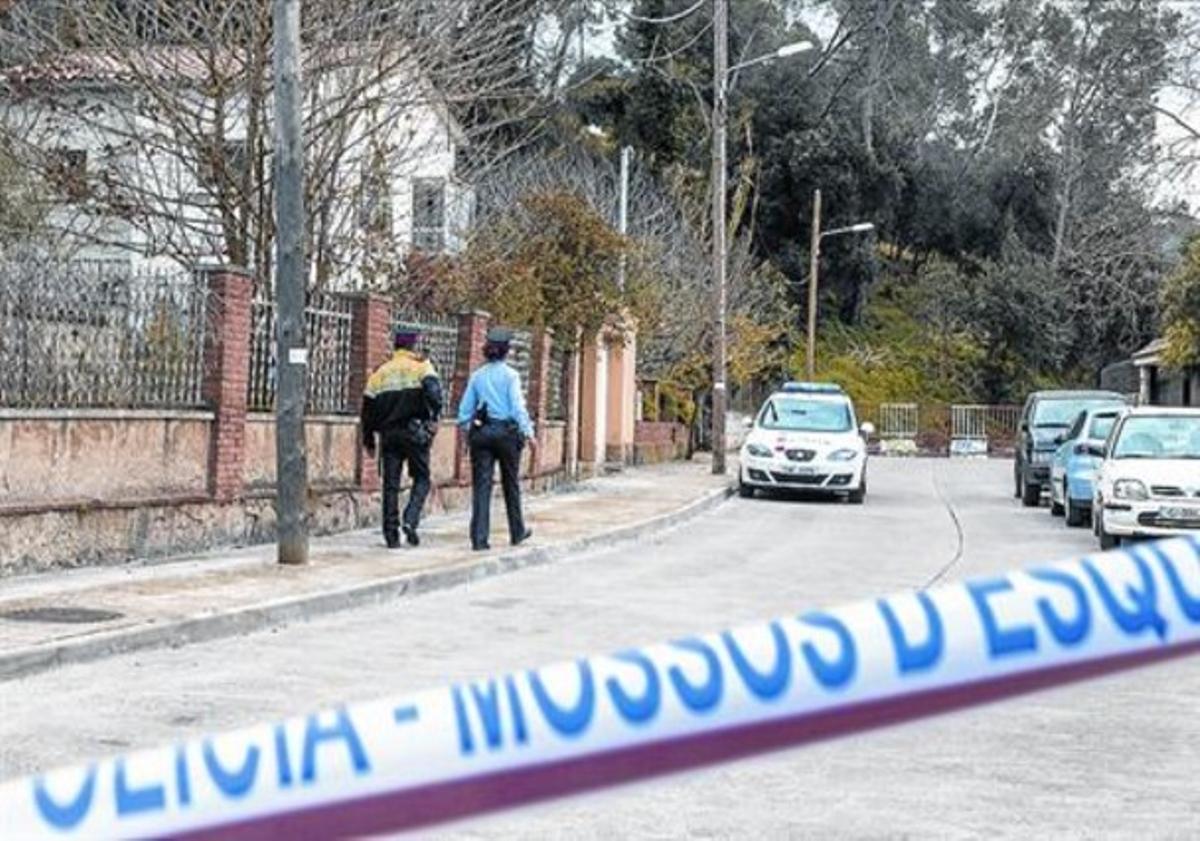 Dos mossos es dirigeixen a la casa del matrimoni assassinat a Valldoreix, ahir. Dos mossos es dirigeixen a la casa del matrimoni assassinat a Valldoreix, ahir.