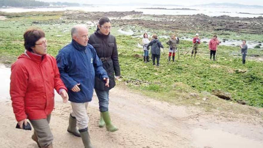 Marta Rodríguez, con las mariscadoras de Vilanova.