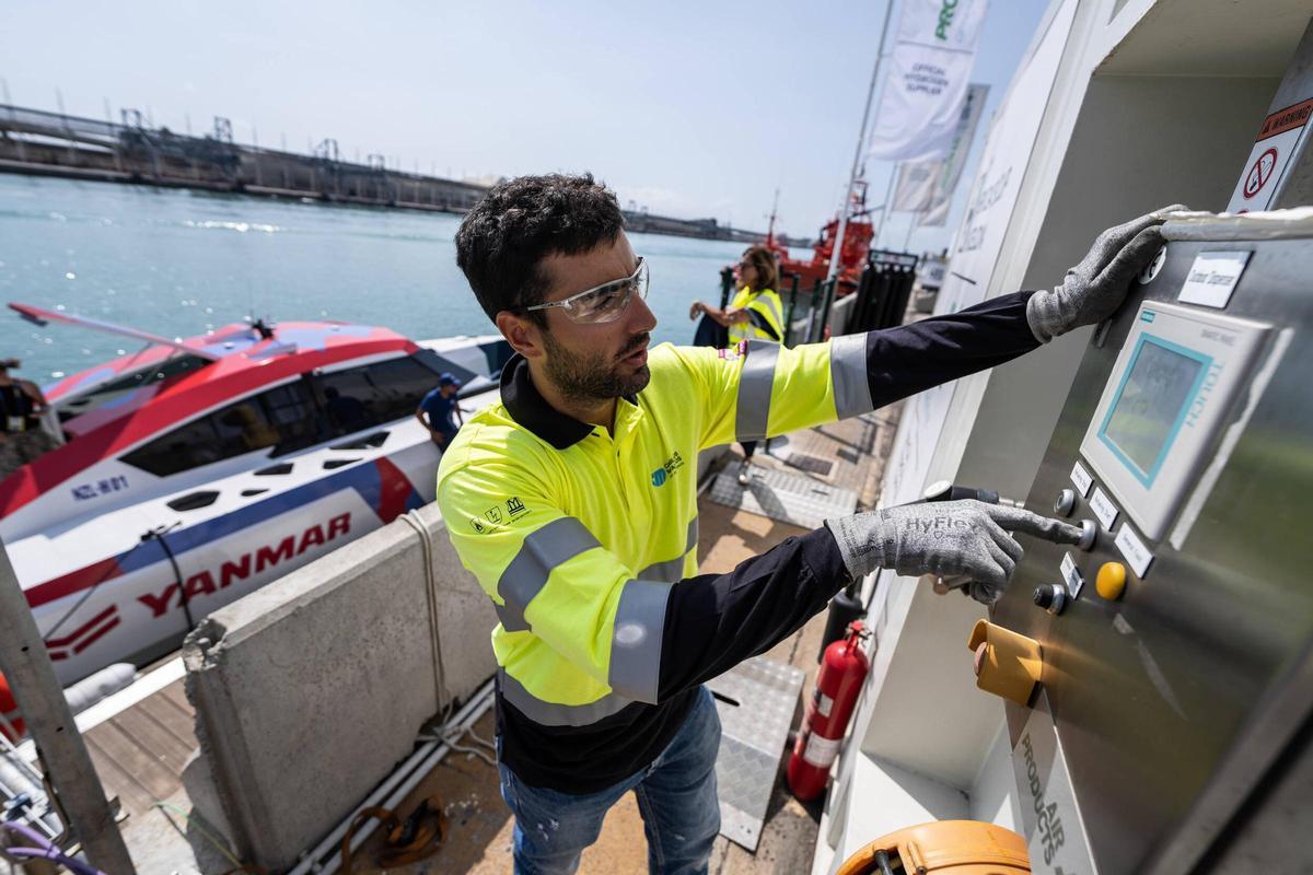 Revolución en la navegación: Barcelona ya ve volar a los primeros barcos de hidrógeno de cero emisiones, promovidos por la Copa América
