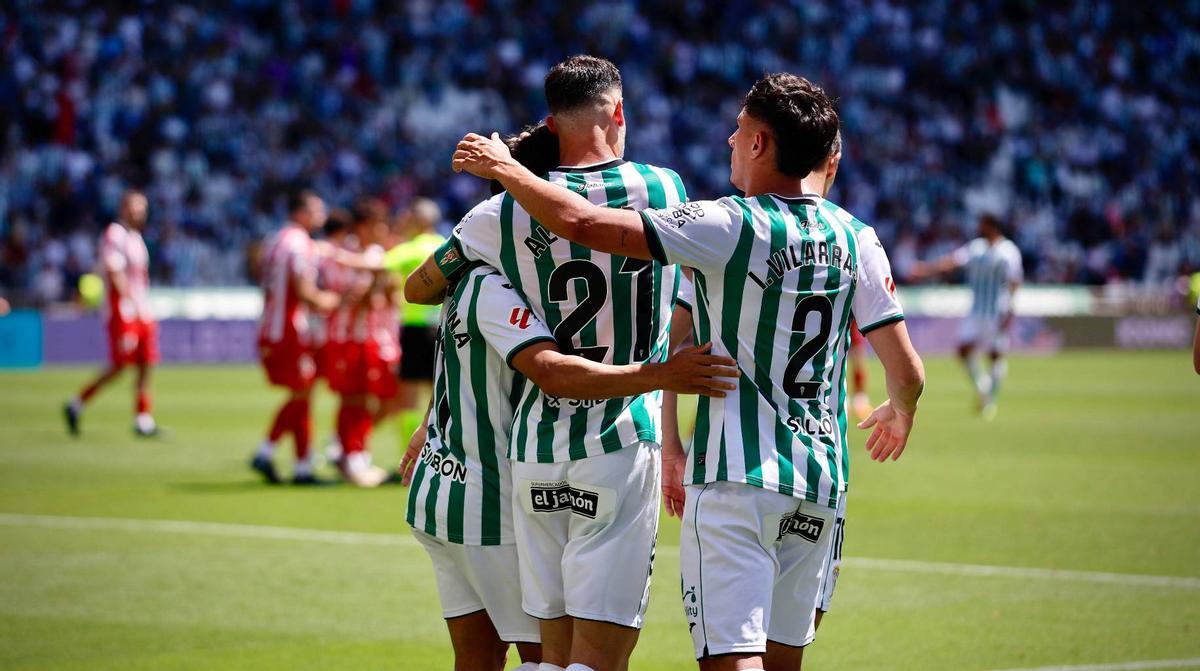 Varios jugadores del Córdoba CF celebran un gol.
