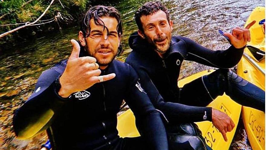 Mario Casas, a la izquierda, en aguas asturianas.