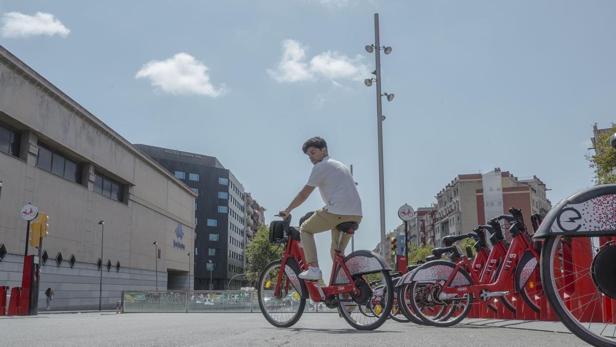 Un usuario del Bicing pedaleando este agosto en Barcelona