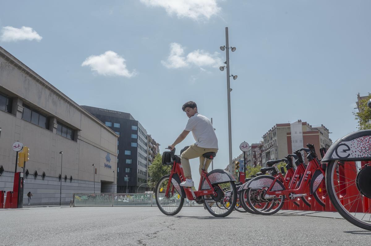 Un usuario del Bicing pedaleando este agosto en Barcelona