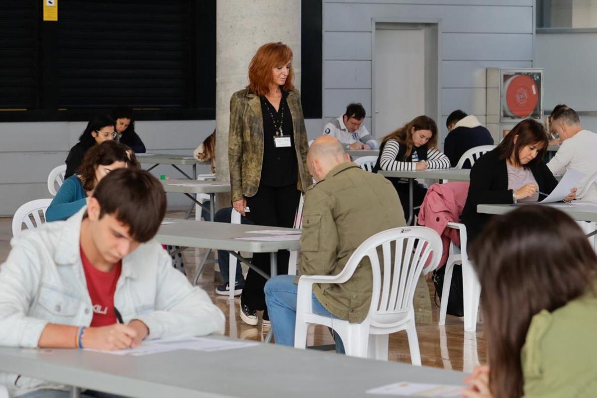 Cientos de personas realizan las pruebas orales del C2 de valenciano
