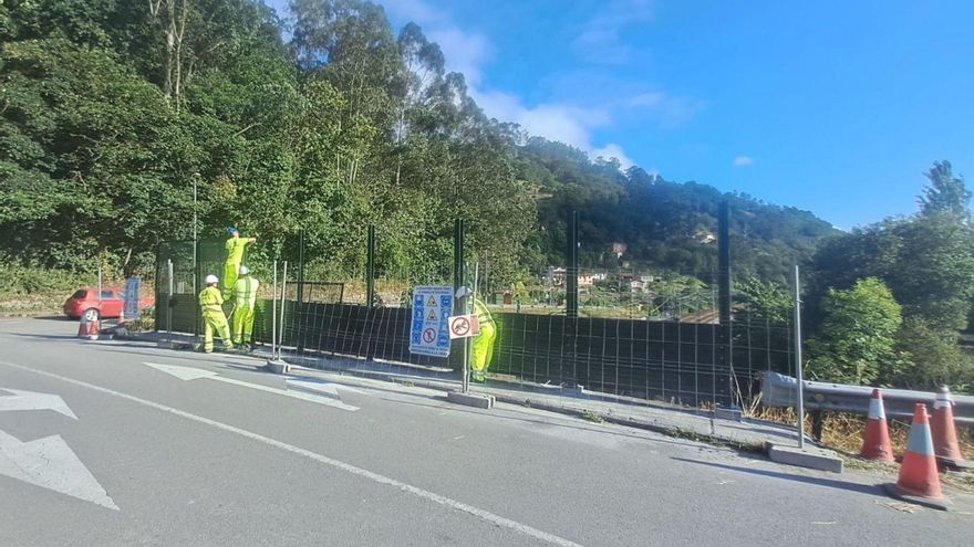 Operarios colocando las vallas sobre el tendido ferroviario del AVE a su paso por Mieres. | D. M.