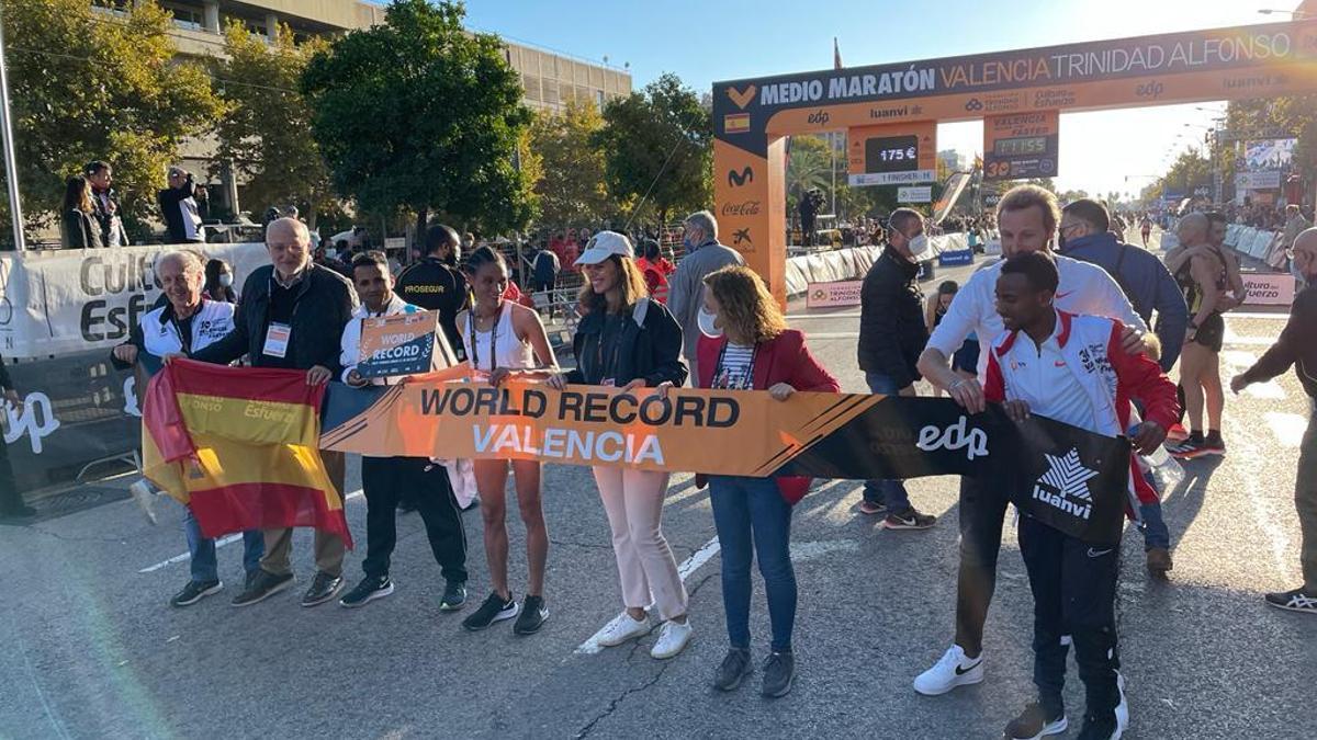 Juan Roig junto a Letesenbet Gidey, récord del mundo femenino de medio maratón en Valencia.